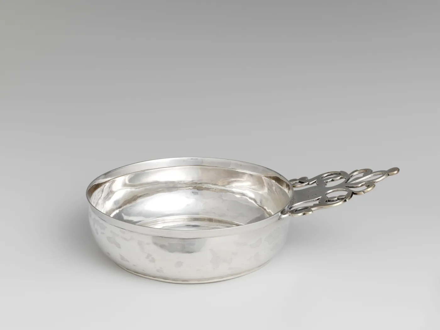 Silver porringer by Ebenezer Moulton of Boston of about 1800 with a keyhole handle closely similar to the Edwards example