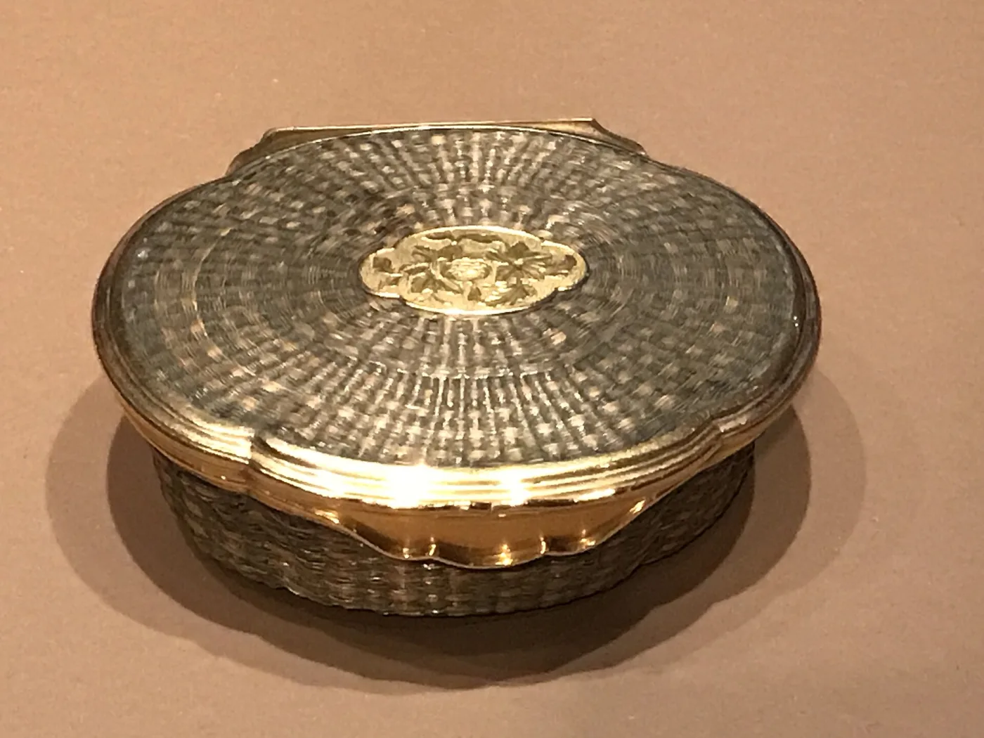 Gold snuff box with a woven basketwork pattern engine-turned across the lid