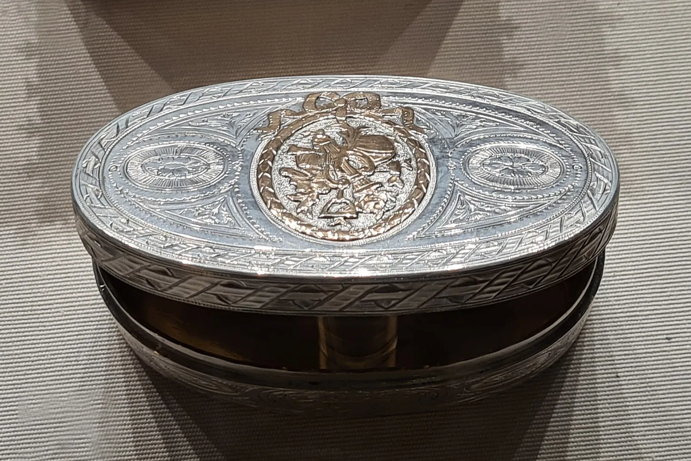 Closed Strasbourg steel snuff box seen from above, lid engraved with concentric bands