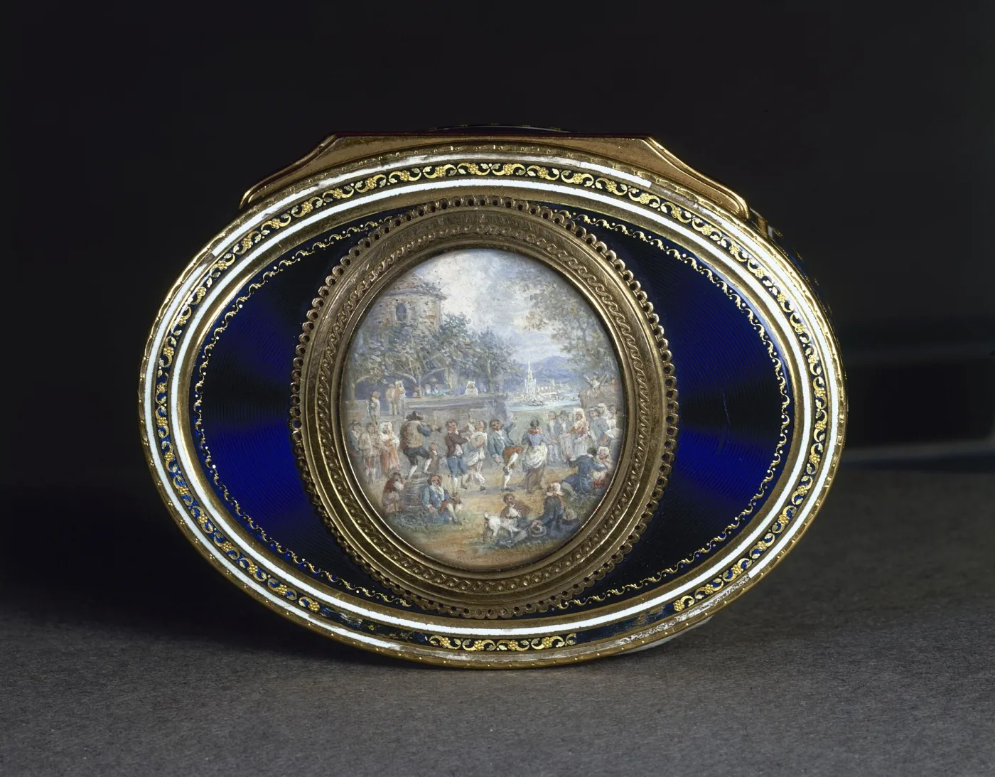 French tabatière with a painted scene set into a deep blue enamel oval lid