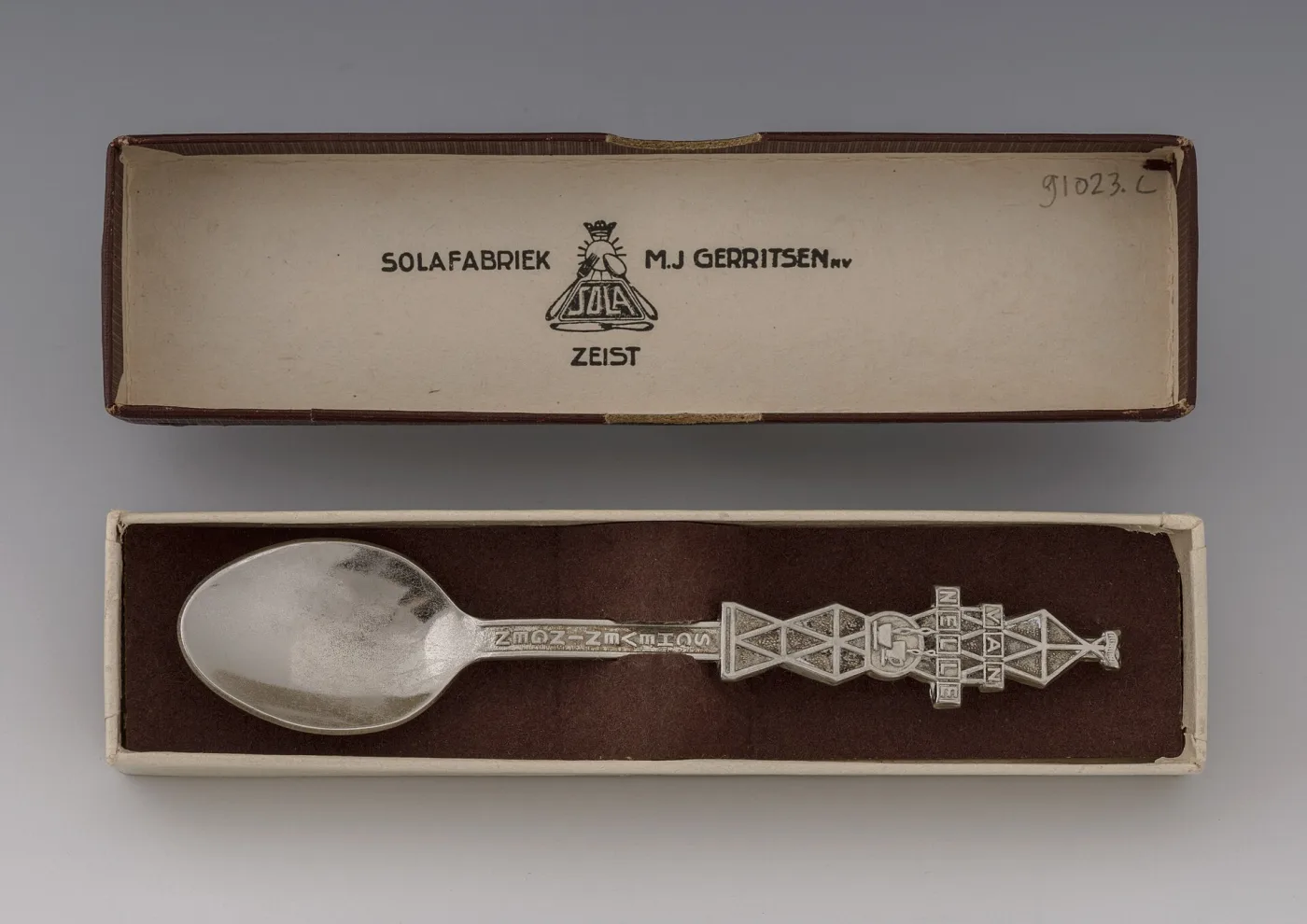 Dutch souvenir teaspoon lying in its original printed box, the lid reading SOLAFABRIEK M.J. GERRITSEN, ZEIST