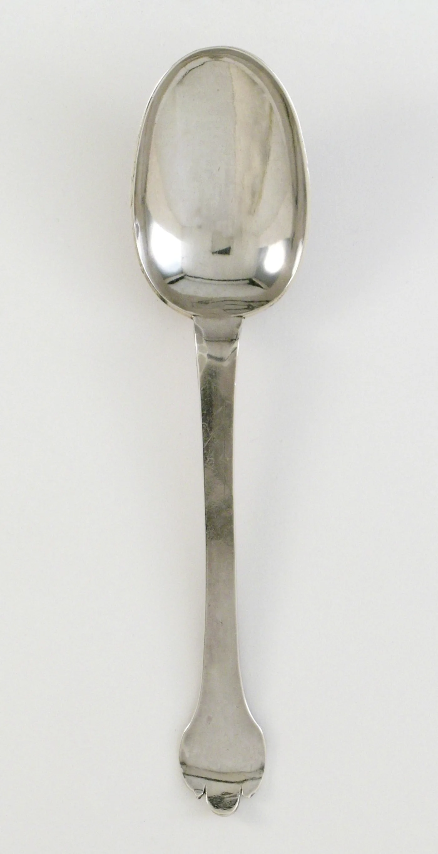 English trifid spoon of 1680 seen from the front, the terminal cut with two notches to make three lobes