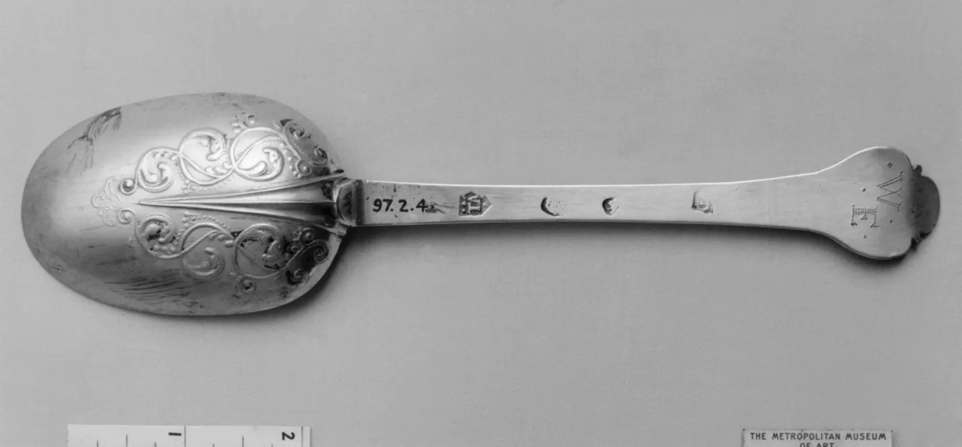 Back of a trifid spoon of 1683 with a decorated lace back, a rat-tail, and four hallmarks struck in a line along the stem beside the bowl